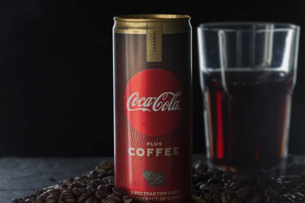 キエフ ウクライナ 2020年5月11日 コーラの鉄は コーヒー 新しいコカ コーラの技術革新を加えることができます コーヒー豆 — ストック写真
