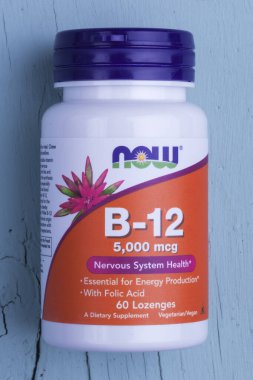 KIEV, UKRAINE - 18 Mayıs 2020: Mavi ahşap arka plan üzerinde B12 vitamini paketleme Seçici odak.