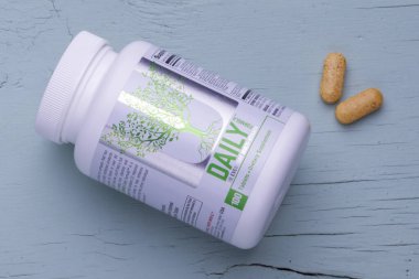 KIEV, UKRAINE - 19 Mayıs 2020: mavi arka planda DAILY eski çoklu ambalaj