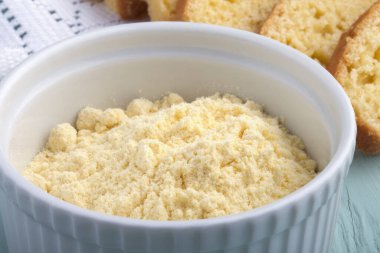 Polenta ya da mısır unu beyaz üzerine izole edilmiş