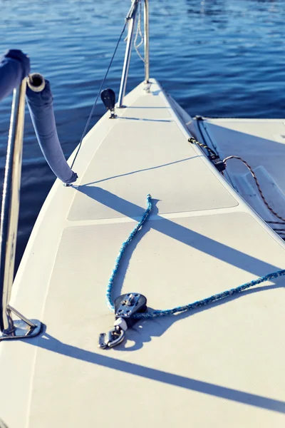 Equip yacht with braces for spinnaker — Stock Photo, Image