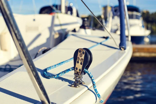 Equip yacht with braces for spinnaker — Stock Photo, Image