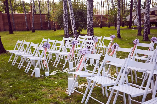 Schöne Hochzeit eingerichtet. Zeremonienplatz im Wald — Stockfoto