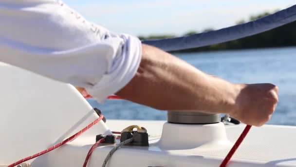 Incorrect use a winch on a yacht — Stock Video