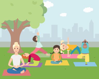 Çocuklardan resimde açık havada Yoga yaparken eğitmen ile