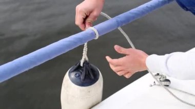 Karanfil hitch tarafından bağlı fender