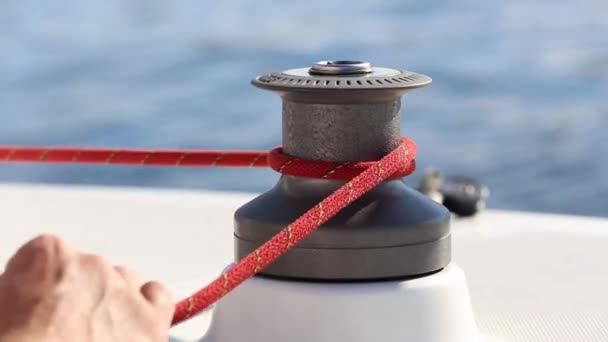 Incorrect use a winch on a yacht — Stock Video