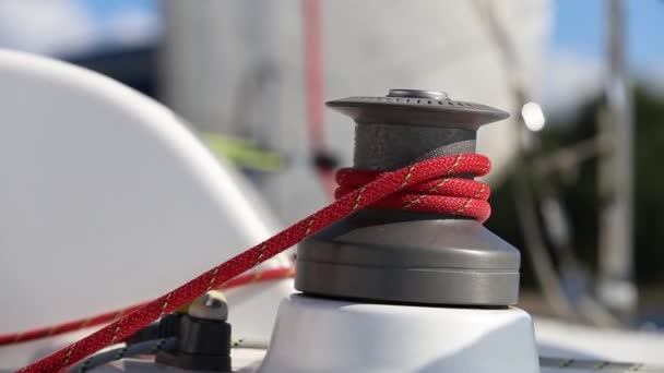 セーラー、ヨットの上でウインチ — ストック動画