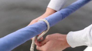 Karanfil hitch tarafından bağlı fender