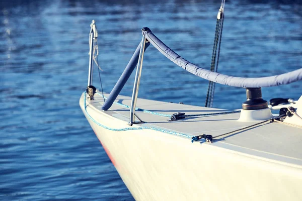 Equip yacht with braces for spinnaker — Stock Photo, Image