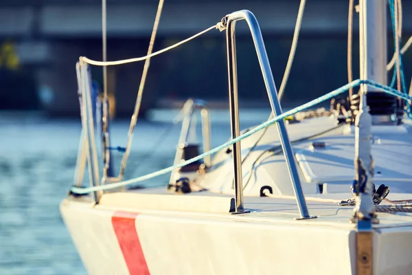 Utrusta båten med tandställning för spinnaker — Stockfoto