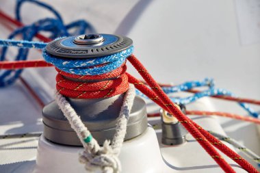 Karışık halatlar vinç bir yat üzerinde