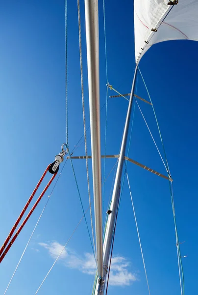 Spinnakerbom är en spar som används i segelbåtar — Stockfoto