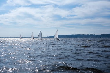 Yelkenli tekne yarışı sırasında üzerinde yelken adam