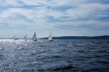 Kiev, Ukrayna - 30 Eylül 2016: Yelkenli yat eğitim gün. Yarıştan önce rezervuar