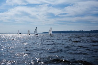 Kiev, Ukrayna - 30 Eylül 2016: Yelkenli yat eğitim gün. Yarıştan önce rezervuar