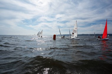 Kiev, Ukrayna - 30 Eylül 2016: Yelkenli yat eğitim gün. Yarıştan önce rezervuar