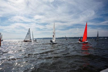 Kiev, Ukrayna - 30 Eylül 2016: Yelkenli yat eğitim gün. Yarıştan önce rezervuar