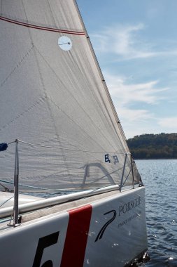 Kiev, Ukrayna - 30 Eylül 2016: Yelkenli yat eğitim gün. Yarıştan önce rezervuar