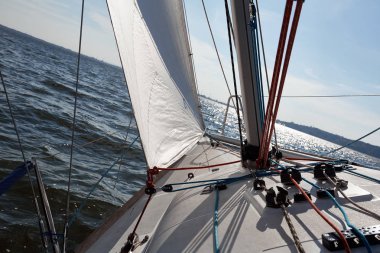 Kiev, Ukrayna - 30 Eylül 2016: Yelkenli yat eğitim gün. Yarıştan önce rezervuar