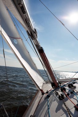 Kiev, Ukrayna - 30 Eylül 2016: Yelkenli yat eğitim gün. Yarıştan önce rezervuar