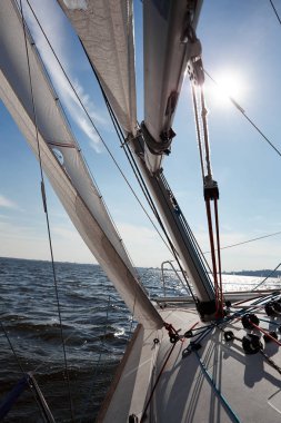 Kiev, Ukrayna - 30 Eylül 2016: Yelkenli yat eğitim gün. Yarıştan önce rezervuar