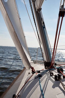 Kiev, Ukrayna - 30 Eylül 2016: Yelkenli yat eğitim gün. Yarıştan önce rezervuar