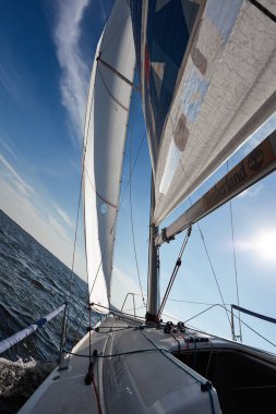 Kiev, Ukrayna - 30 Eylül 2016: Yelkenli yat eğitim gün. Yarıştan önce rezervuar