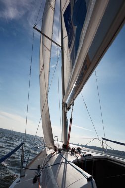 Kiev, Ukrayna - 30 Eylül 2016: Yelkenli yat eğitim gün. Yarıştan önce rezervuar