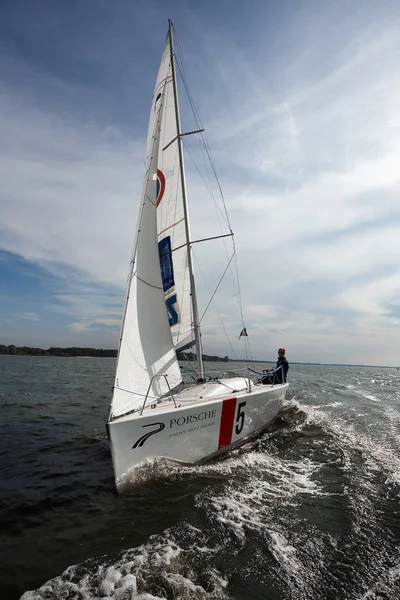 Kiev, Ucraina - 30 settembre 2016: Giornata di formazione yacht a vela. Prima della gara sul serbatoio — Foto Stock