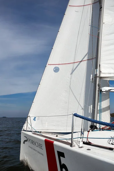 Kiev, Ukraine - 30 septembre 2016 : Journée d'entraînement au yacht à voile. Avant la course sur le réservoir — Photo