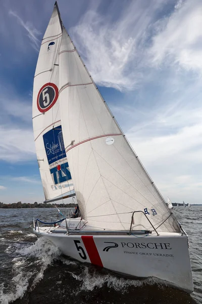 Kiev, Ukraine - 30 septembre 2016 : Journée d'entraînement au yacht à voile. Avant la course sur le réservoir — Photo