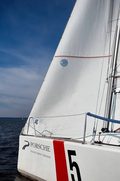 Kiev, Ukraine - 30 septembre 2016 : Journée d'entraînement au yacht à voile. Avant la course sur le réservoir — Photo