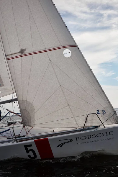 Kiev, Ukraine - 30 septembre 2016 : Journée d'entraînement au yacht à voile. Avant la course sur le réservoir — Photo