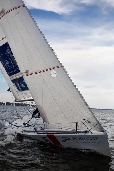 Kiev, Ucraina - 30 settembre 2016: Giornata di formazione yacht a vela. Prima della gara sul serbatoio — Foto Stock