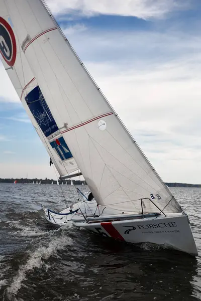 Kiev, Ucraina - 30 settembre 2016: Giornata di formazione yacht a vela. Prima della gara sul serbatoio — Foto Stock