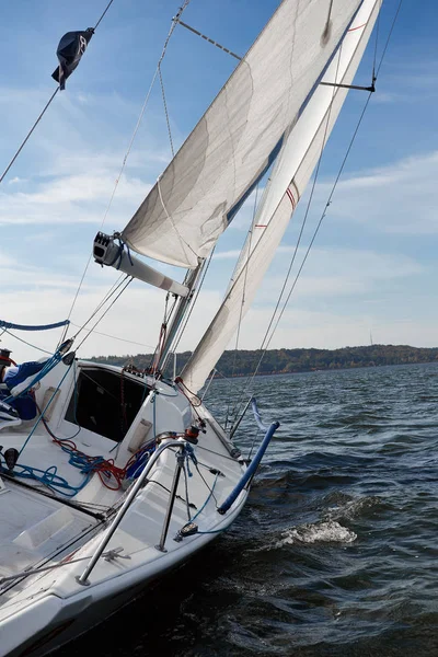 Kiev, Ukraine - 30 septembre 2016 : Journée d'entraînement au yacht à voile. Avant la course sur le réservoir — Photo