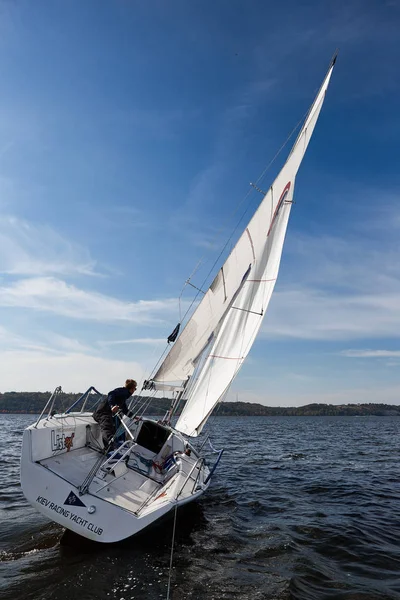 Kiev, Ukraine - 30 septembre 2016 : Journée d'entraînement au yacht à voile. Avant la course sur le réservoir — Photo