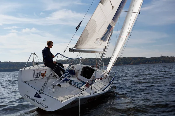 Kiev, Ukraine - 30 septembre 2016 : Journée d'entraînement au yacht à voile. Avant la course sur le réservoir — Photo