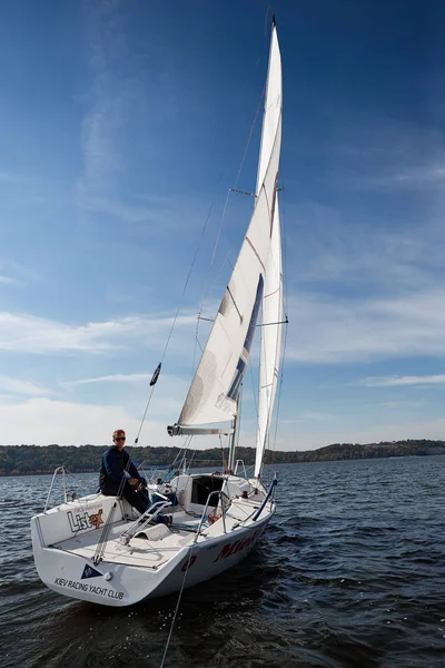 Kiev, Ukraine - 30 septembre 2016 : Journée d'entraînement au yacht à voile. Avant la course sur le réservoir — Photo