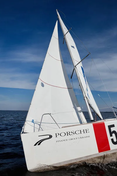 Kiev, Ukraine - 30 septembre 2016 : Journée d'entraînement au yacht à voile. Avant la course sur le réservoir — Photo