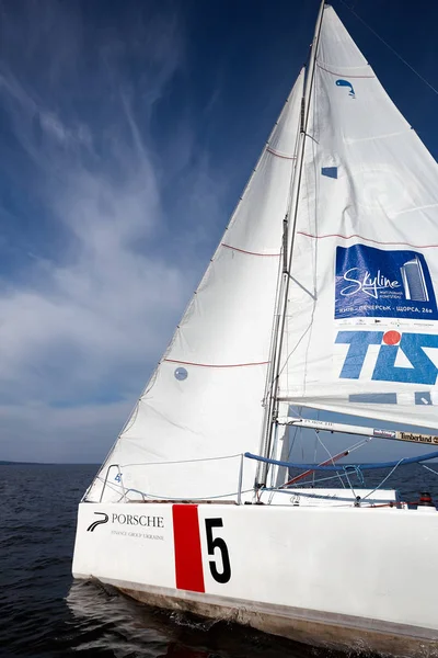 Kiev, Ukraine - 30 septembre 2016 : Journée d'entraînement au yacht à voile. Avant la course sur le réservoir — Photo