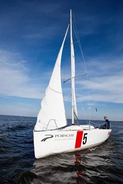 Kiev, Ukraine - 30 septembre 2016 : Journée d'entraînement au yacht à voile. Avant la course sur le réservoir — Photo