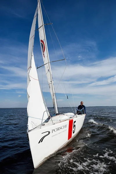 Kiev, Ukraine - 30 septembre 2016 : Journée d'entraînement au yacht à voile. Avant la course sur le réservoir — Photo