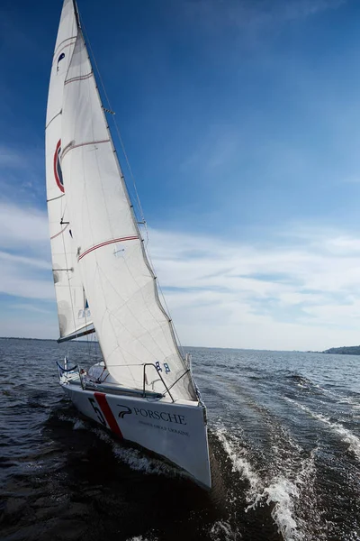 Kiev, Ucrania - 30 de septiembre de 2016: Día de entrenamiento de yates de vela. Antes de la carrera en el embalse — Foto de Stock