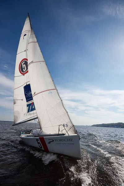 Kiev, Ucrania - 30 de septiembre de 2016: Día de entrenamiento de yates de vela. Antes de la carrera en el embalse — Foto de Stock