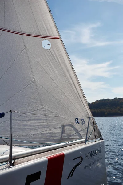 Kiev, Ukraine - 30 septembre 2016 : Journée d'entraînement au yacht à voile. Avant la course sur le réservoir — Photo