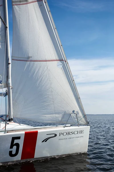 Kiev, Ukraine - 30 septembre 2016 : Journée d'entraînement au yacht à voile. Avant la course sur le réservoir — Photo