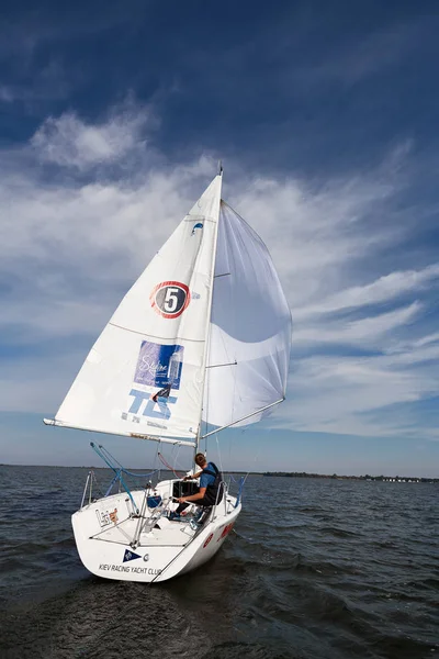 Kiev, Ukraine - 30 septembre 2016 : Journée d'entraînement au yacht à voile. Avant la course sur le réservoir — Photo