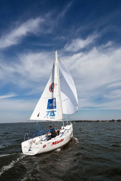 Kiev, Ukraine - 30 septembre 2016 : Journée d'entraînement au yacht à voile. Avant la course sur le réservoir — Photo